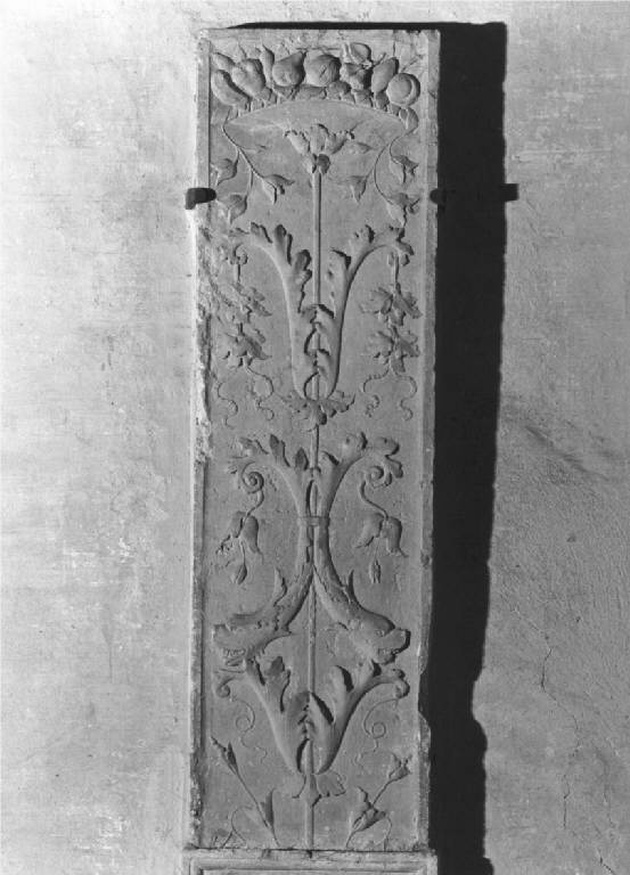 motivi decorativi a candelabra (lesena, frammento) - produzione lombarda (fine sec. XV)