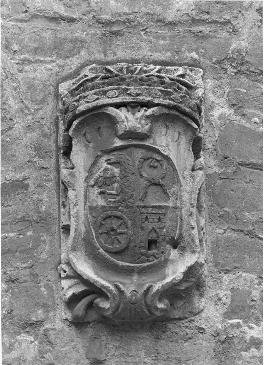 stemma gentilizio (rilievo, insieme) - ambito lombardo (fine/inizio secc. XVII/ XVIII)