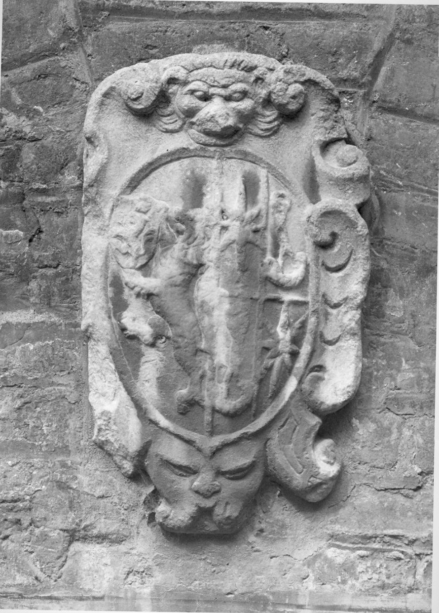 stemma gentilizio (rilievo, insieme) - ambito lombardo (fine/inizio secc. XVII/ XVIII)