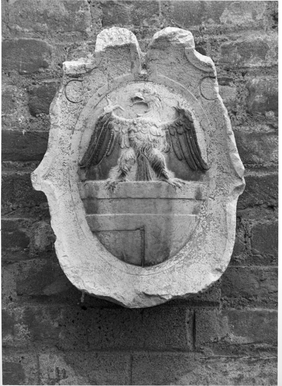 stemma gentilizio (rilievo, insieme) - ambito lombardo (fine/inizio secc. XVII/ XVIII)