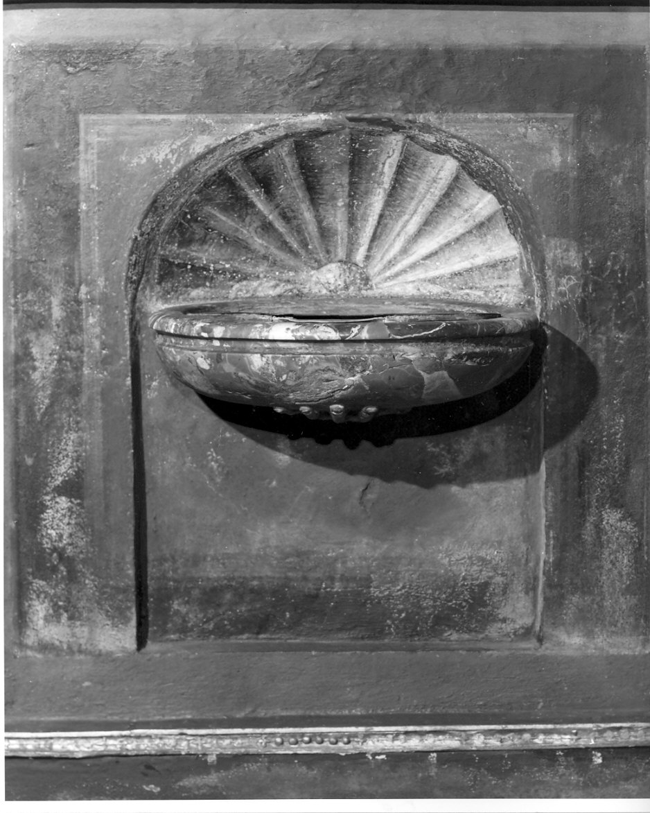 acquasantiera da parete - bottega italiana (fine/inizio secc. XV/ XVI)