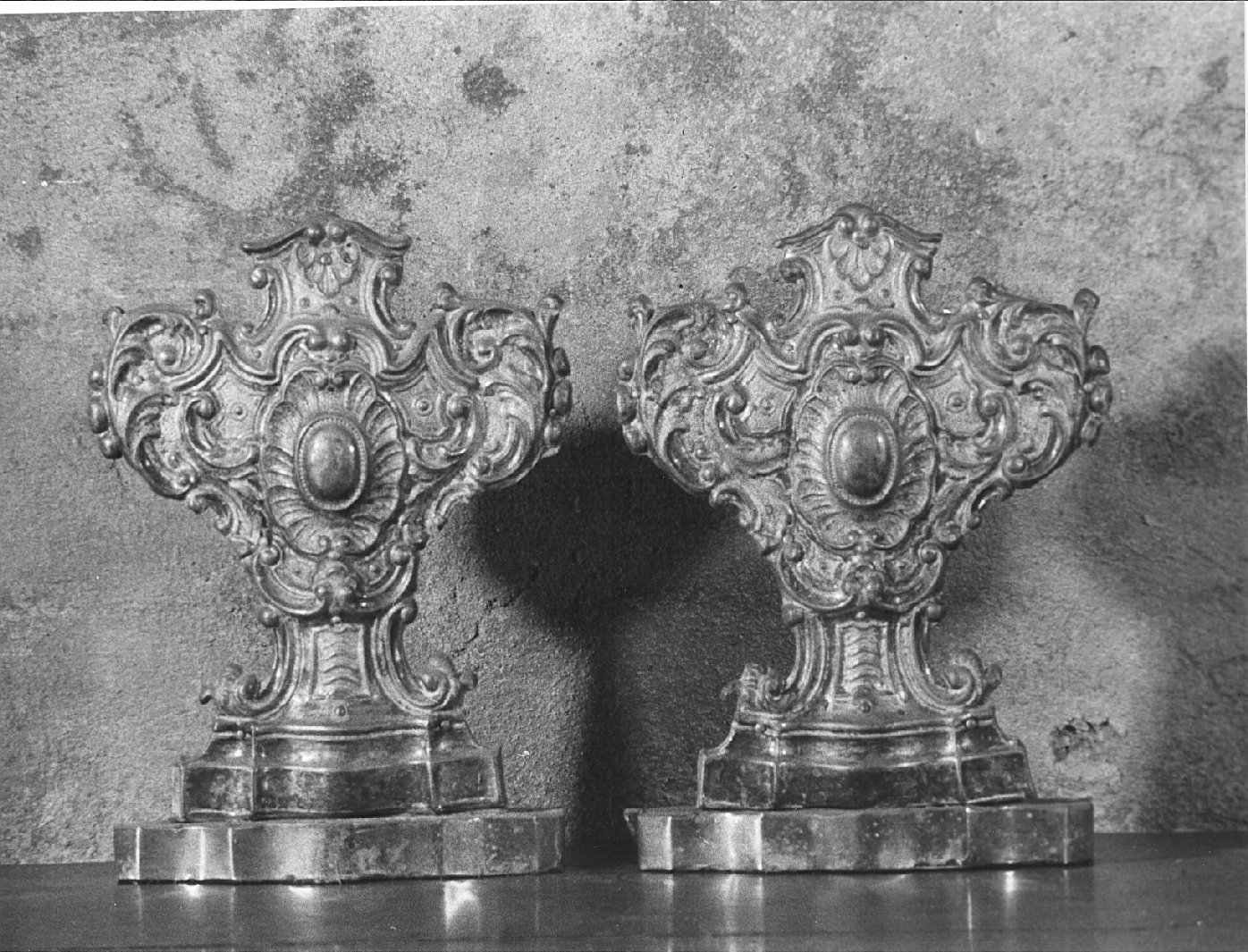 vaso d'altare con composizione floreale, serie - bottega lombarda (prima metà sec. XVIII)