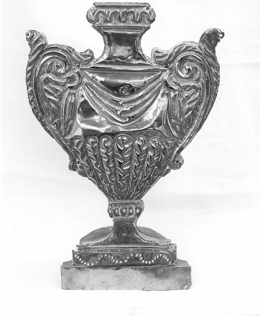 vaso d'altare con composizione floreale, serie - bottega bergamasca (inizio sec. XIX)