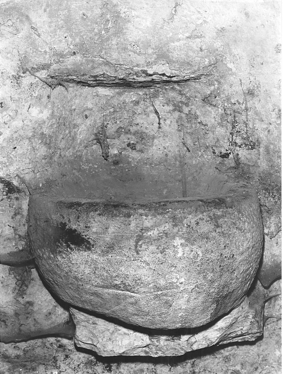 acquasantiera da parete, opera isolata - bottega lombarda (fine/inizio secc. XV/ XVI)