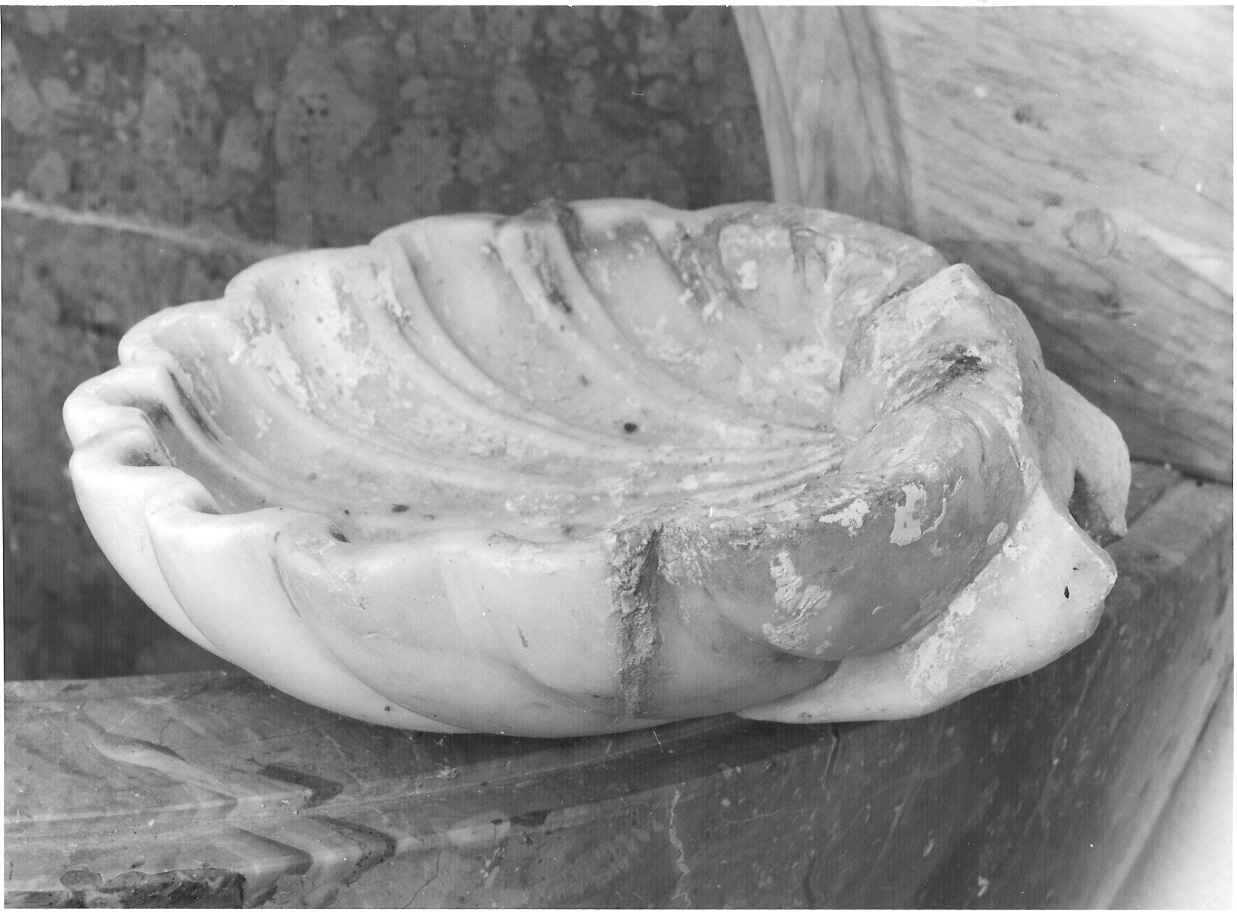 acquasantiera - a conchiglia, opera isolata - bottega lombarda (sec. XVIII)