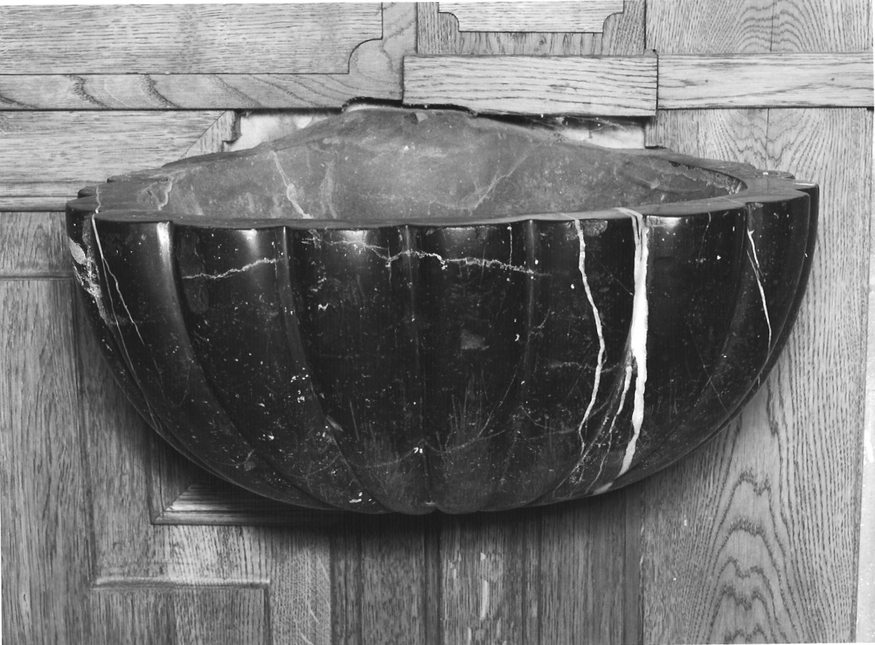 acquasantiera da parete, opera isolata - bottega lombarda (sec. XVII)