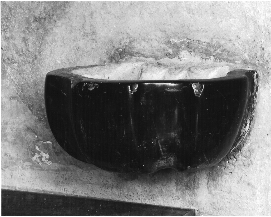 acquasantiera da parete, opera isolata - bottega lombarda (sec. XVIII)