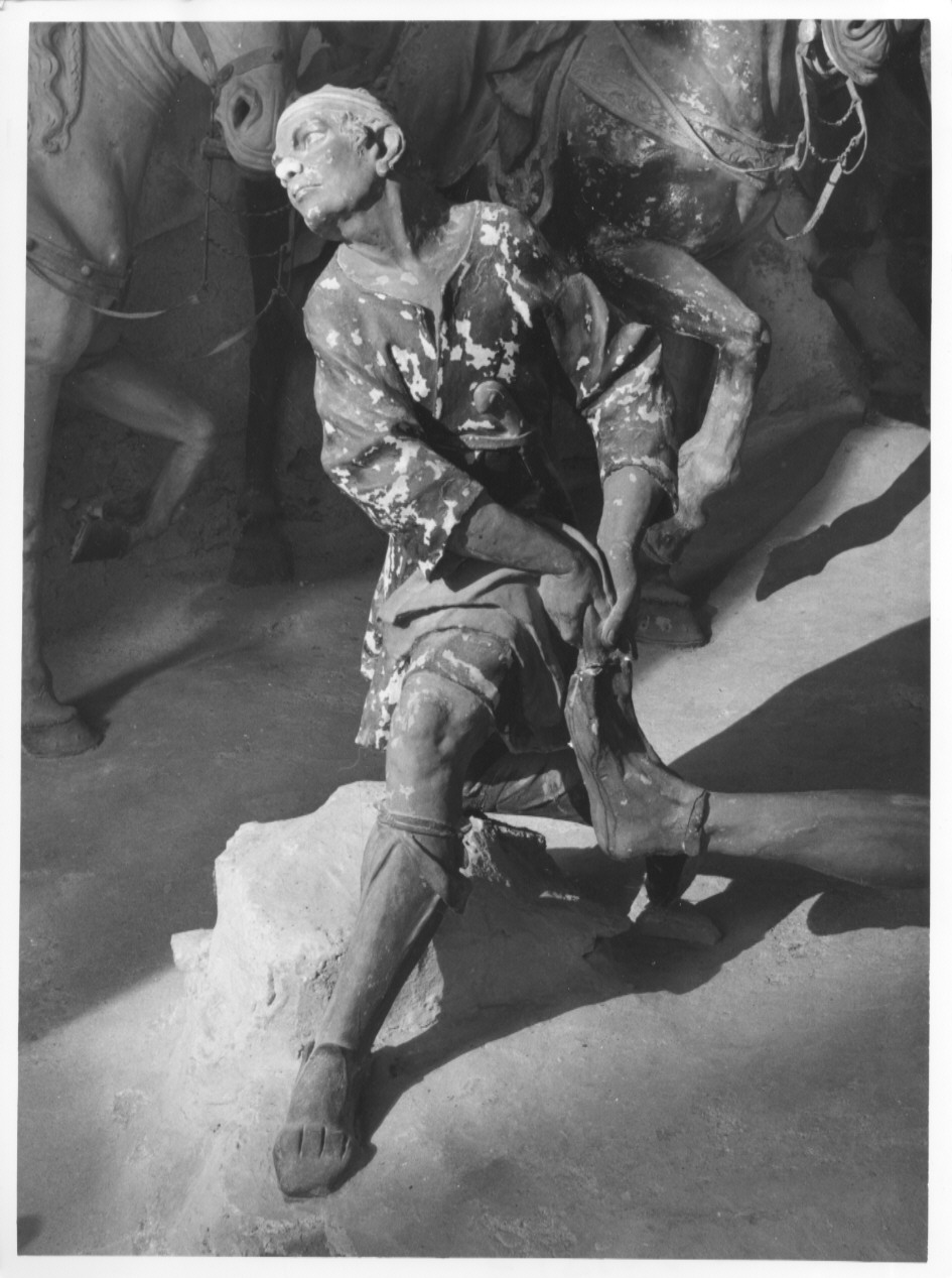 carnefice che sfila il calzare al ladrone (statua, ciclo) di Silva Agostino (sec. XVII)