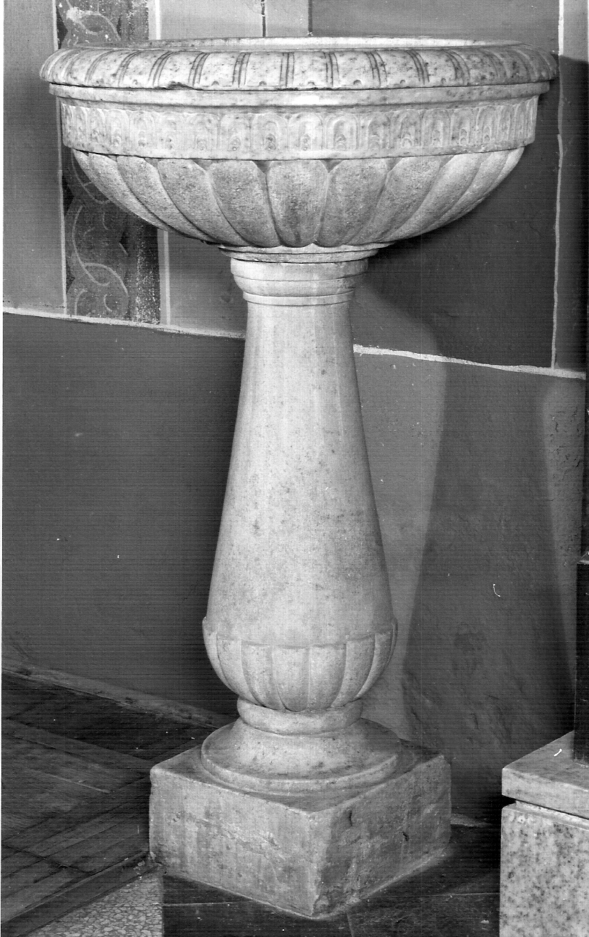 acquasantiera - a fusto, opera isolata - ambito lombardo (prima metà sec. XVI)