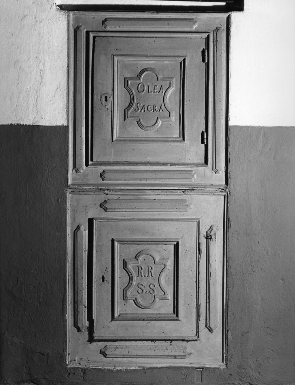 anta di armadietto per oli santi, coppia - bottega lombarda (sec. XVIII)