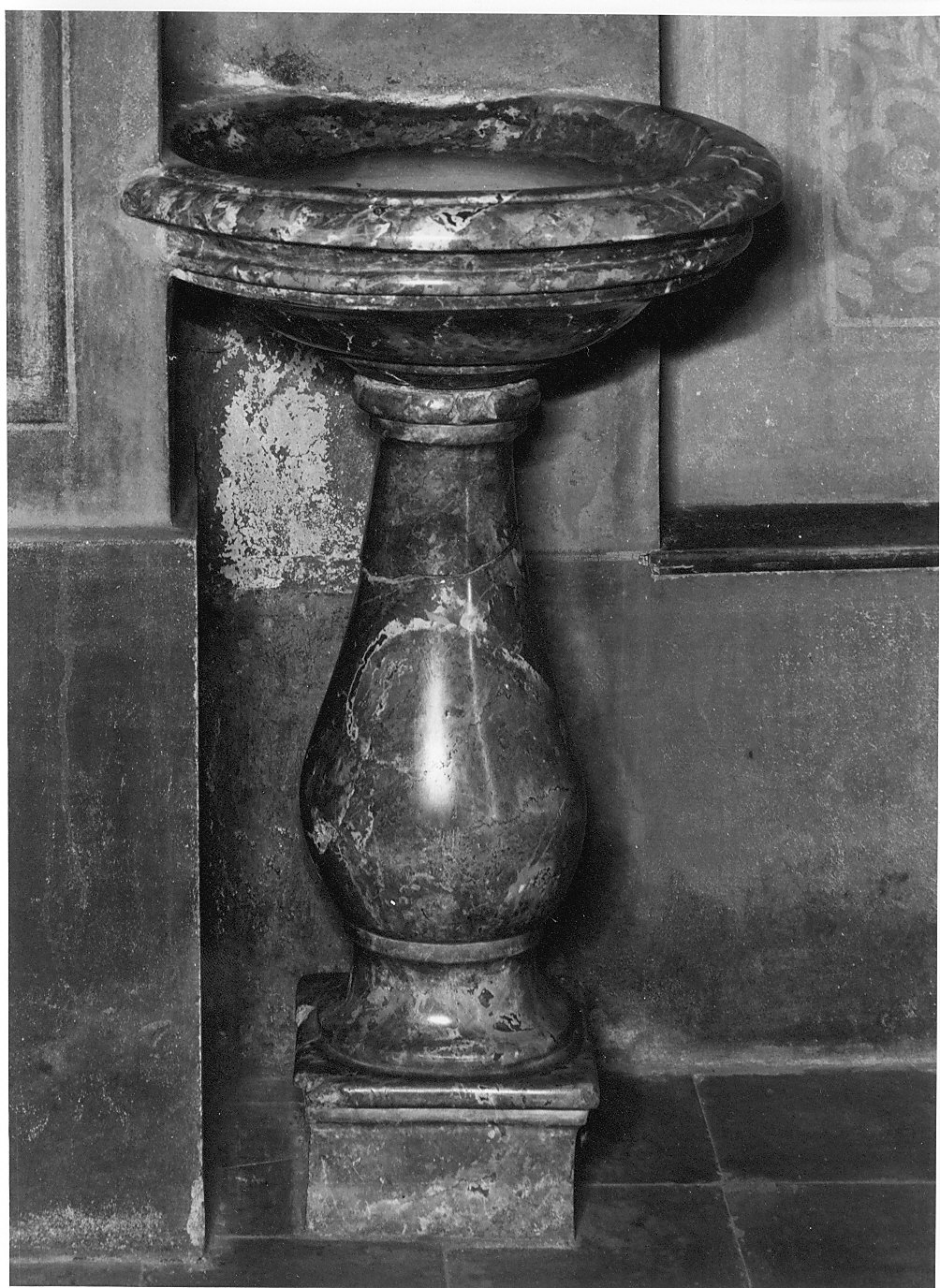 acquasantiera - a fusto, opera isolata - bottega lombarda (fine sec. XVII)