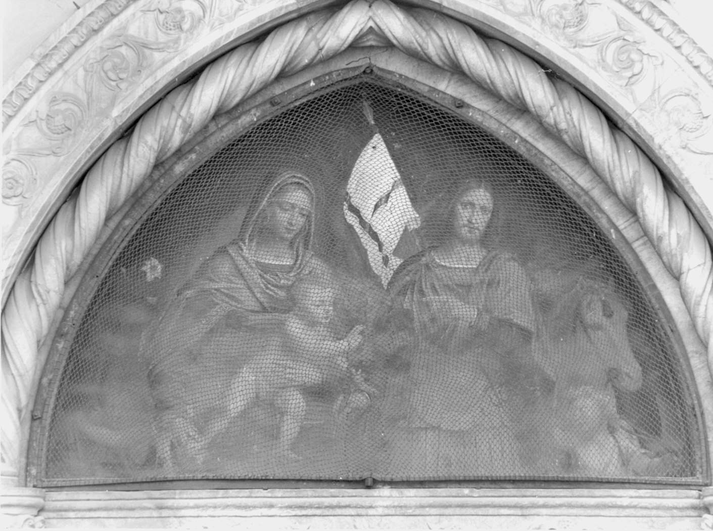 Madonna con Bambino e San Maurizio (dipinto murale, opera isolata) di Luini Bernardino (attribuito) (prima metà sec. XVI)