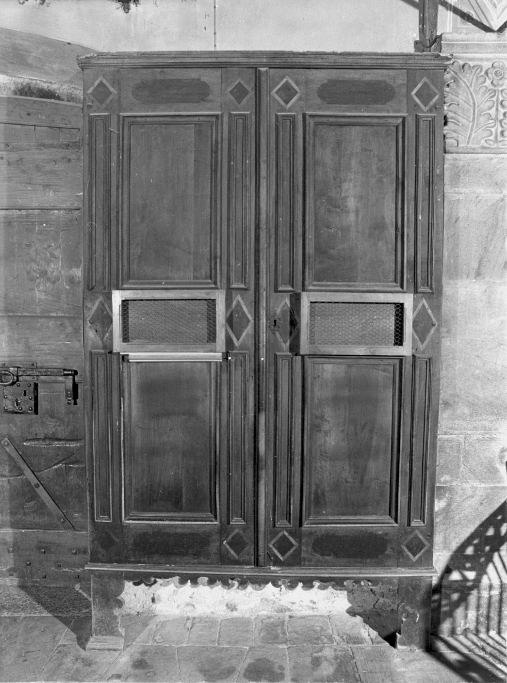 armadio, opera isolata - bottega valtellinese (sec. XVIII)