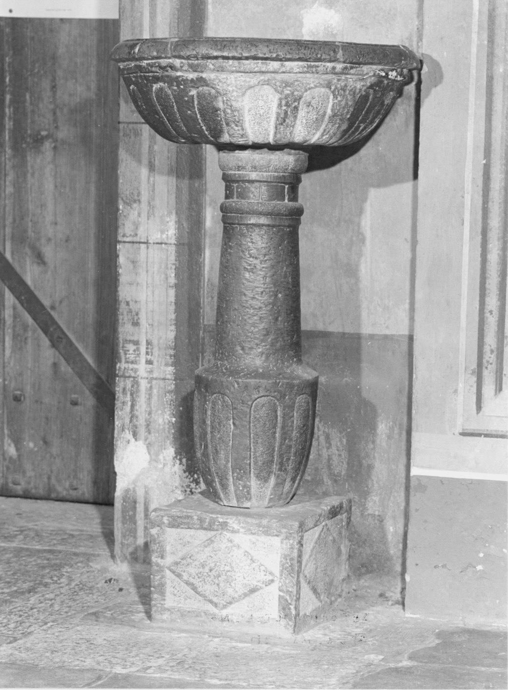 acquasantiera - a fusto, opera isolata - bottega valtellinese (sec. XVIII)