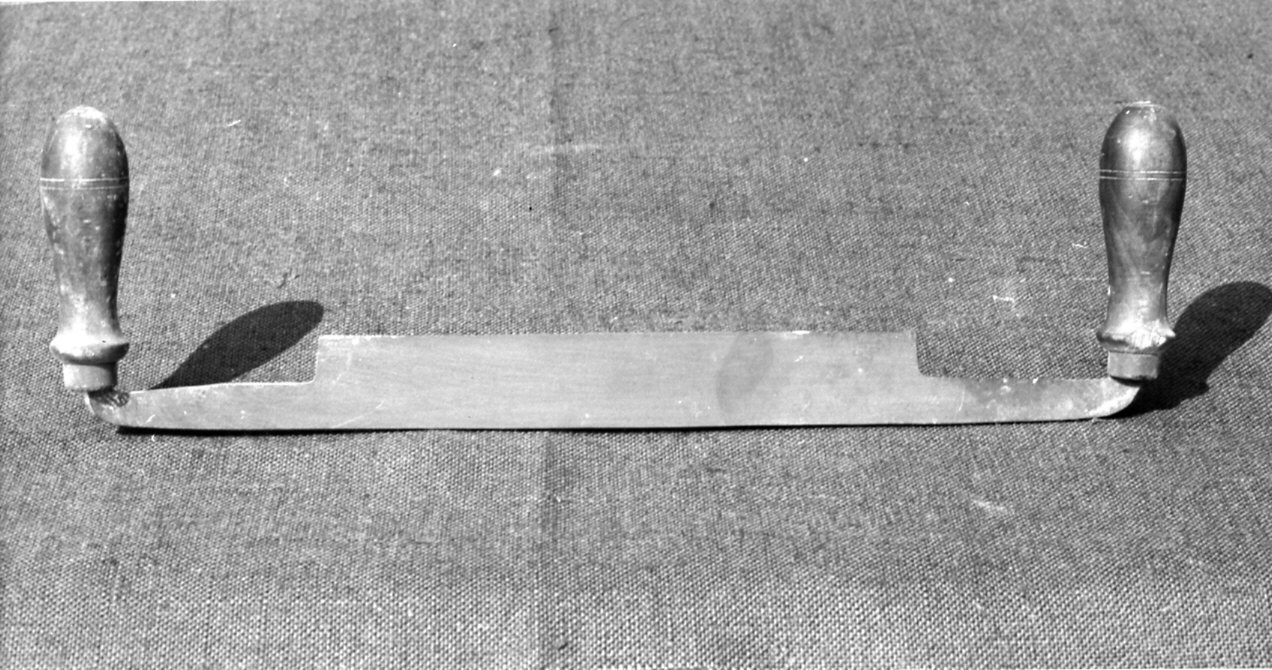 non rilevato (coltello a petto a due manici) - bottega lombarda (sec. XX)