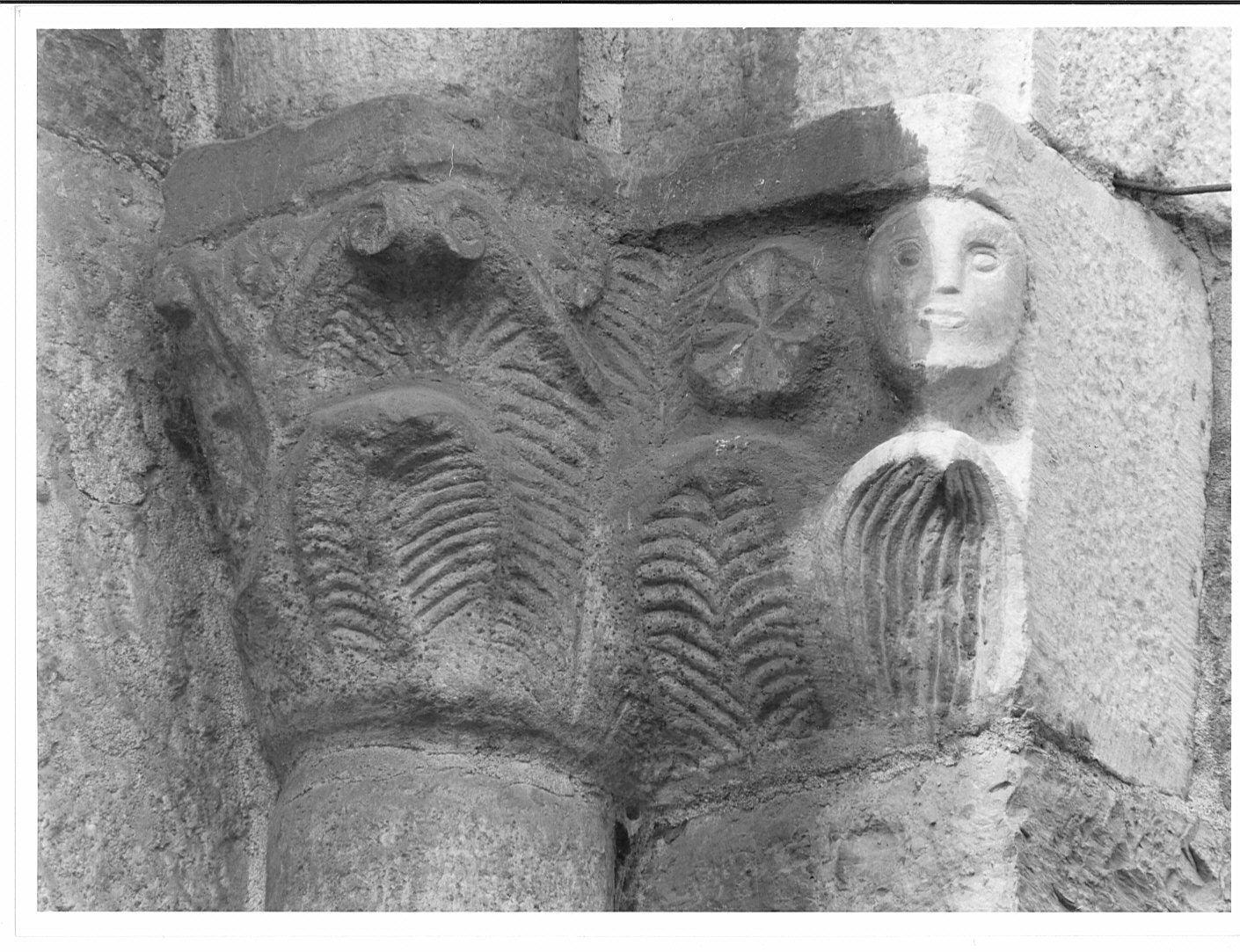 capitello, elemento d'insieme - bottega comasca (fine sec. XII)