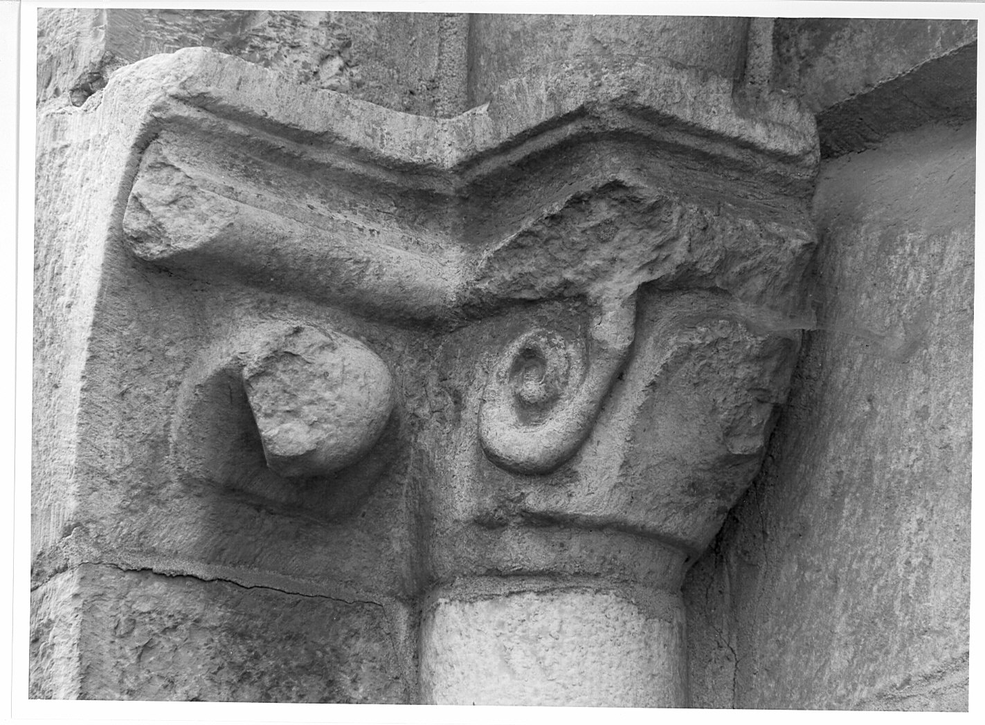 capitello, elemento d'insieme - bottega comasca (fine sec. XII)