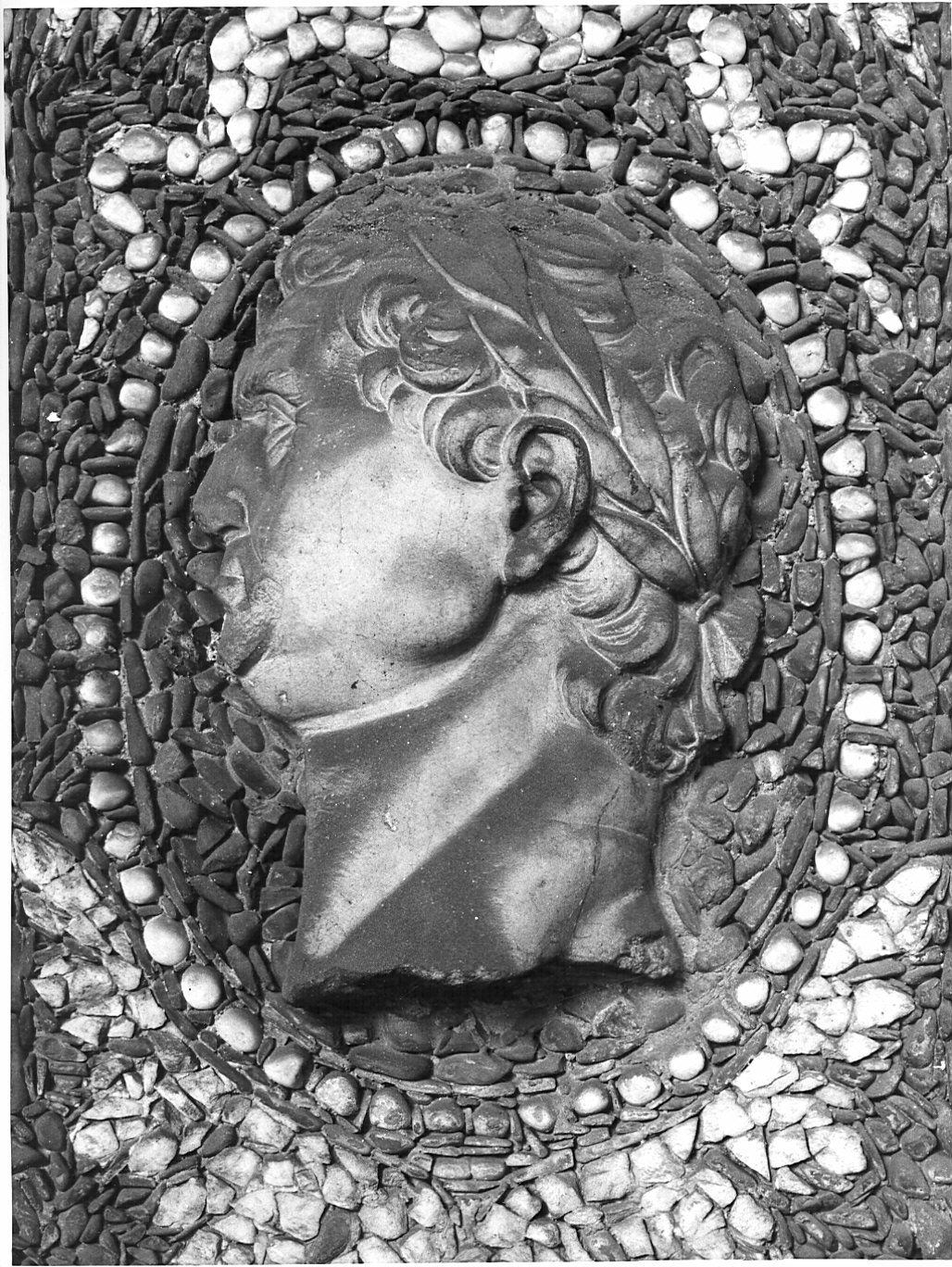 testa d'uomo di profilo (rilievo) - bottega lombarda (fine/inizio secc. XVIII/ XIX)