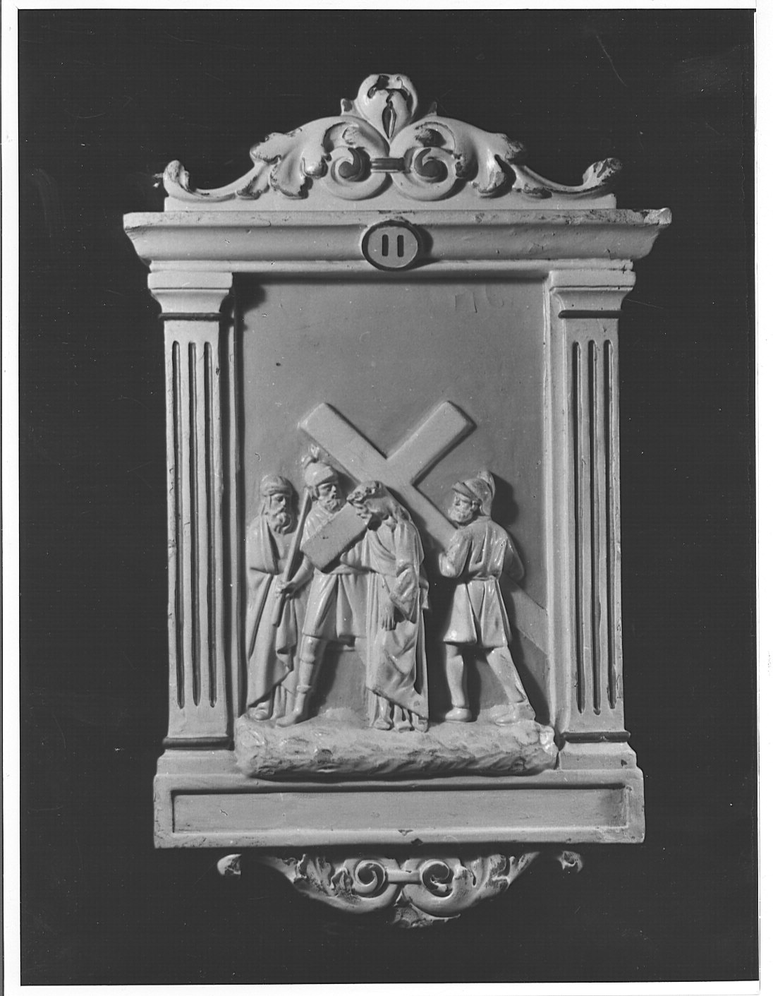 stazione II: Gesù caricato della croce (Via Crucis, elemento d'insieme) - bottega lombarda (seconda metà sec. XIX)