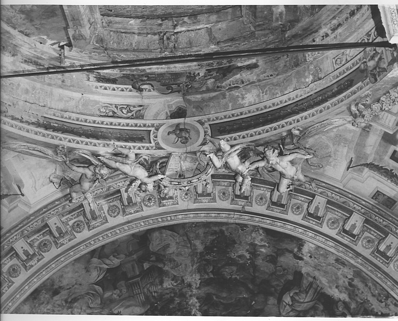 putti in volo che reggono una corona con un libro (decorazione plastica) - bottega lombarda (seconda metà sec. XVII)