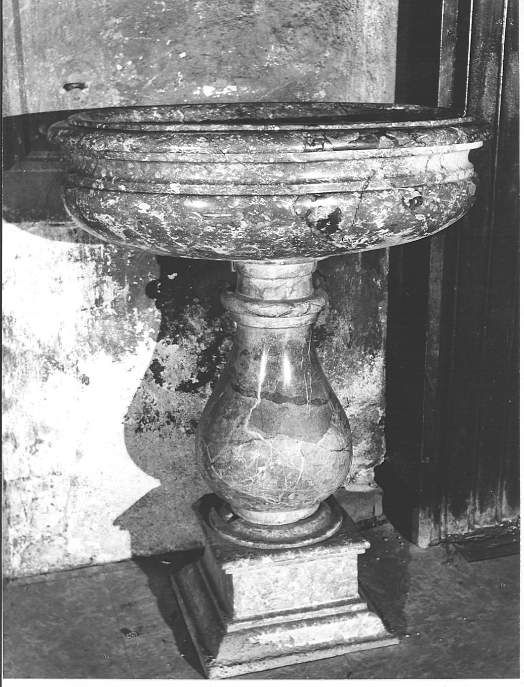 acquasantiera - a fusto - bottega lombarda (sec. XVIII)