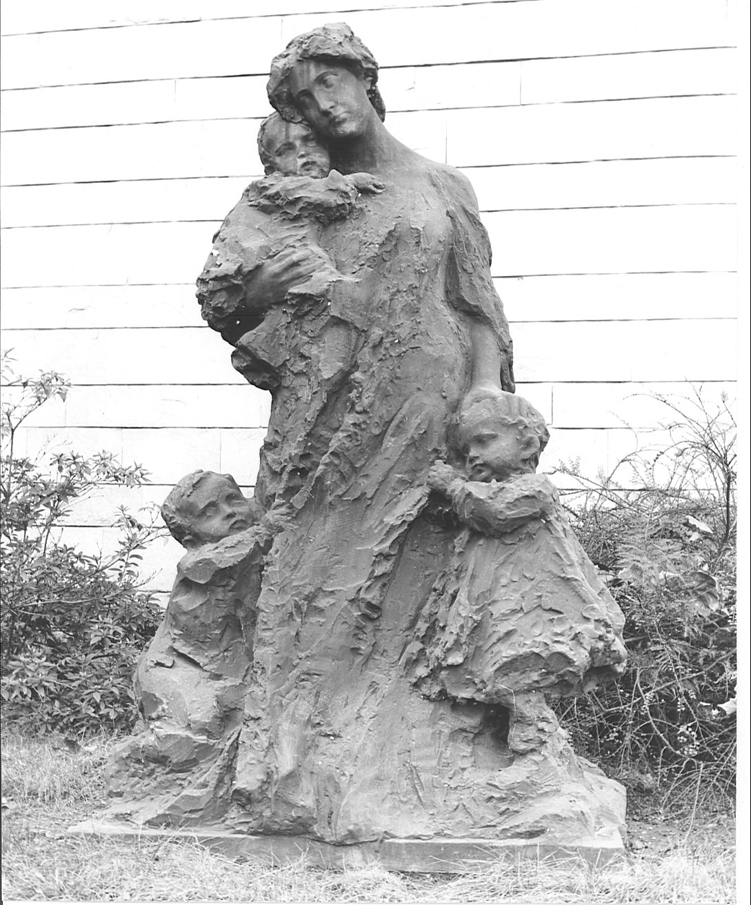 madre con bambini (gruppo scultoreo, opera isolata) di Vedani Michele (inizio sec. XX)