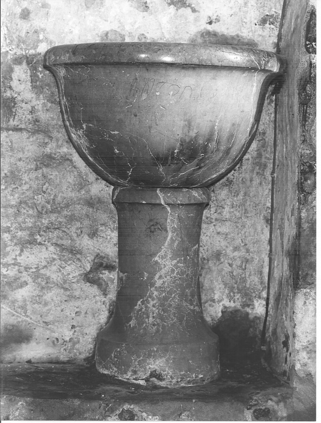 Madonna con Bambino (acquasantiera - a fusto, opera isolata) - bottega lombarda (sec. XIX)