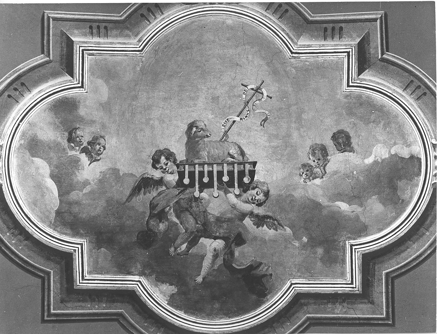 Agnus Dei tra angeli (dipinto murale, elemento d'insieme) di Calcaterra Gaetano (sec. XX)