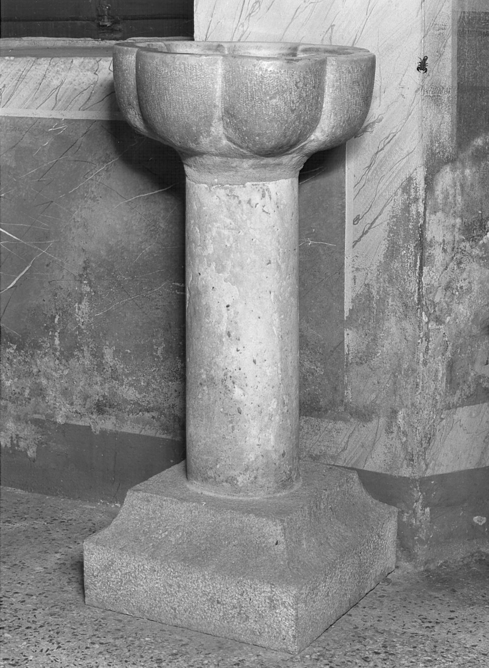 acquasantiera - a fusto - bottega lombarda (sec. XIX)