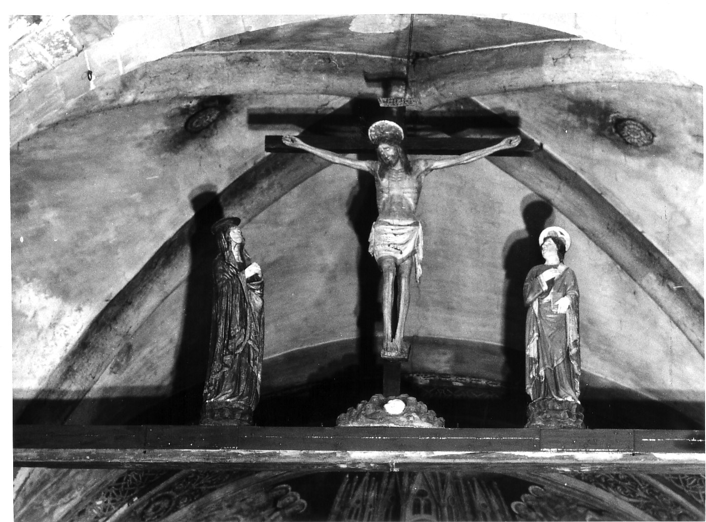 crocifissione di Cristo con la Madonna e San Giovanni Evangelista (gruppo scultoreo, opera isolata) - bottega lombarda (sec. XV)