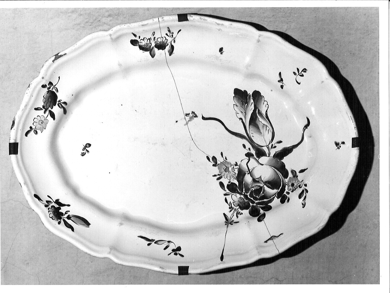 piatto, opera isolata - produzione lombarda (sec. XVIII)