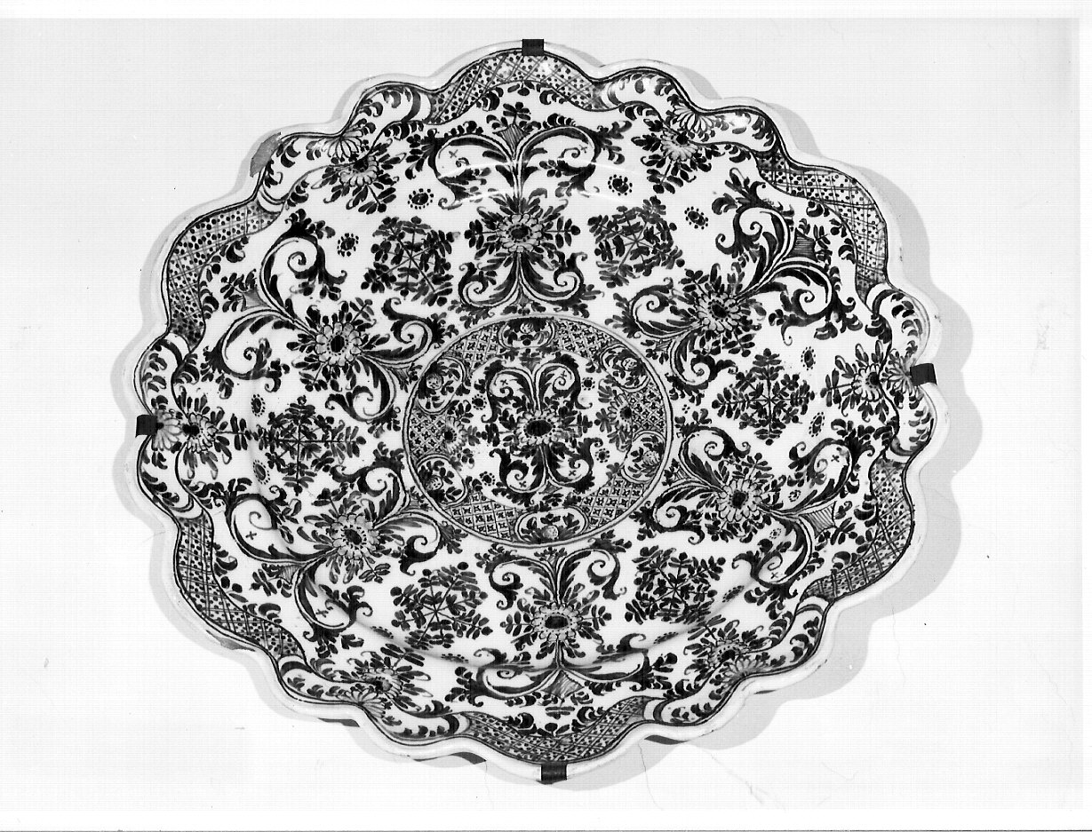piatto, opera isolata - produzione lombarda (sec. XVIII)