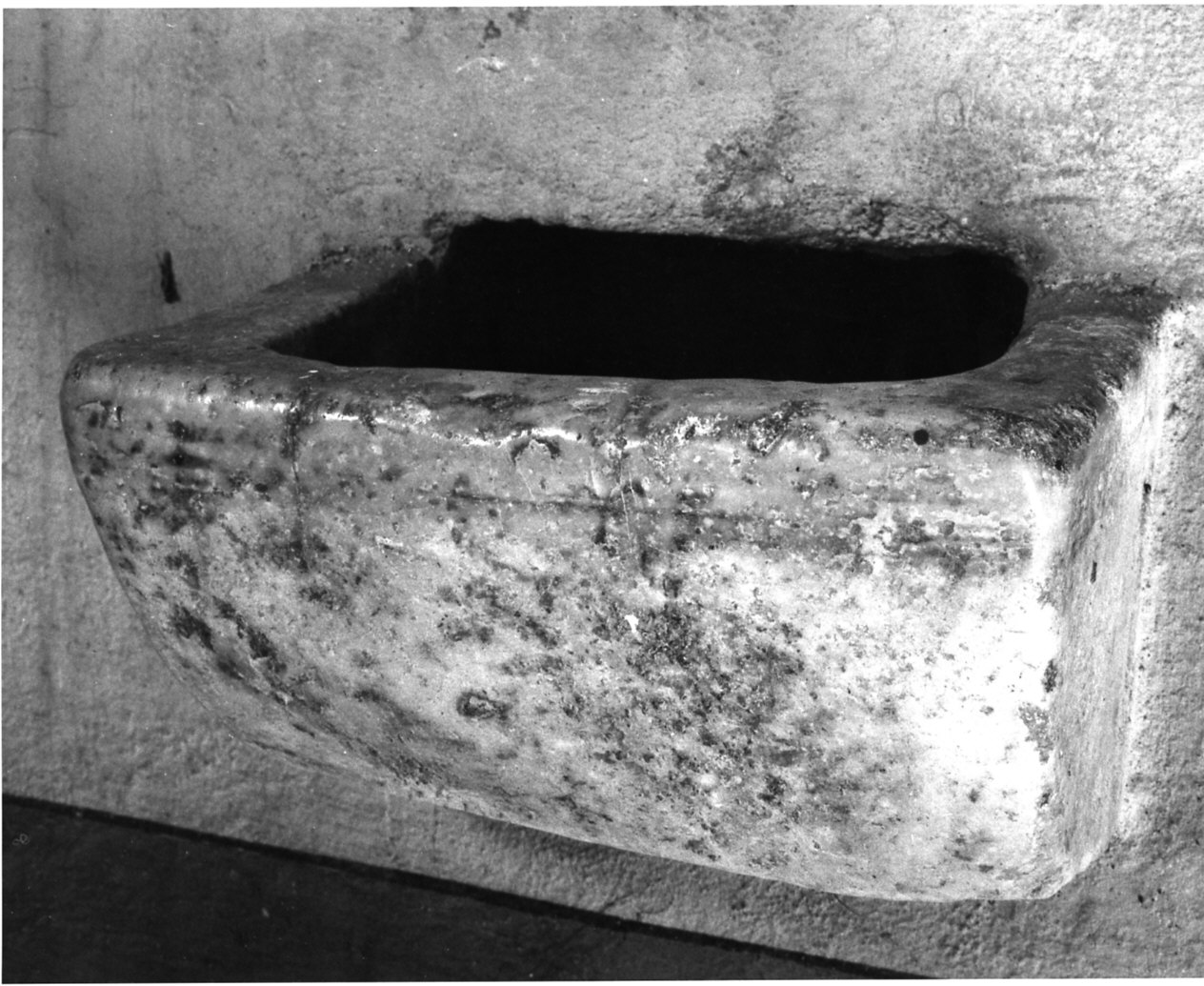 acquasantiera, opera isolata - bottega lombarda (sec. XV)