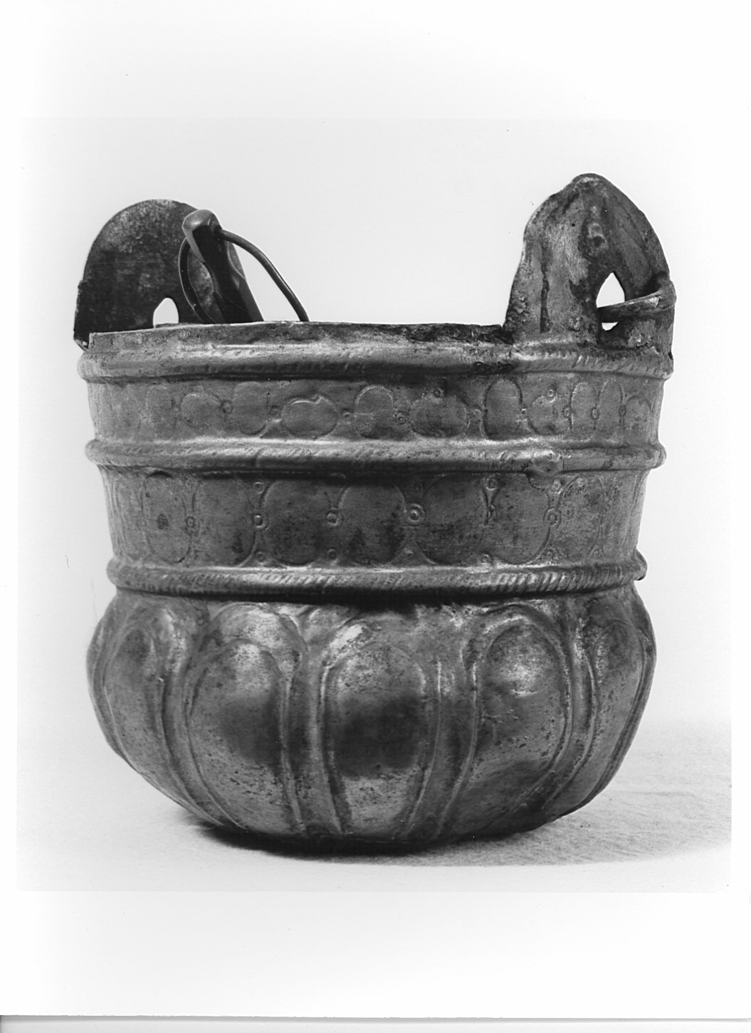 secchiello per l'acqua benedetta - bottega lombarda (fine/inizio secc. XVI/ XVII)