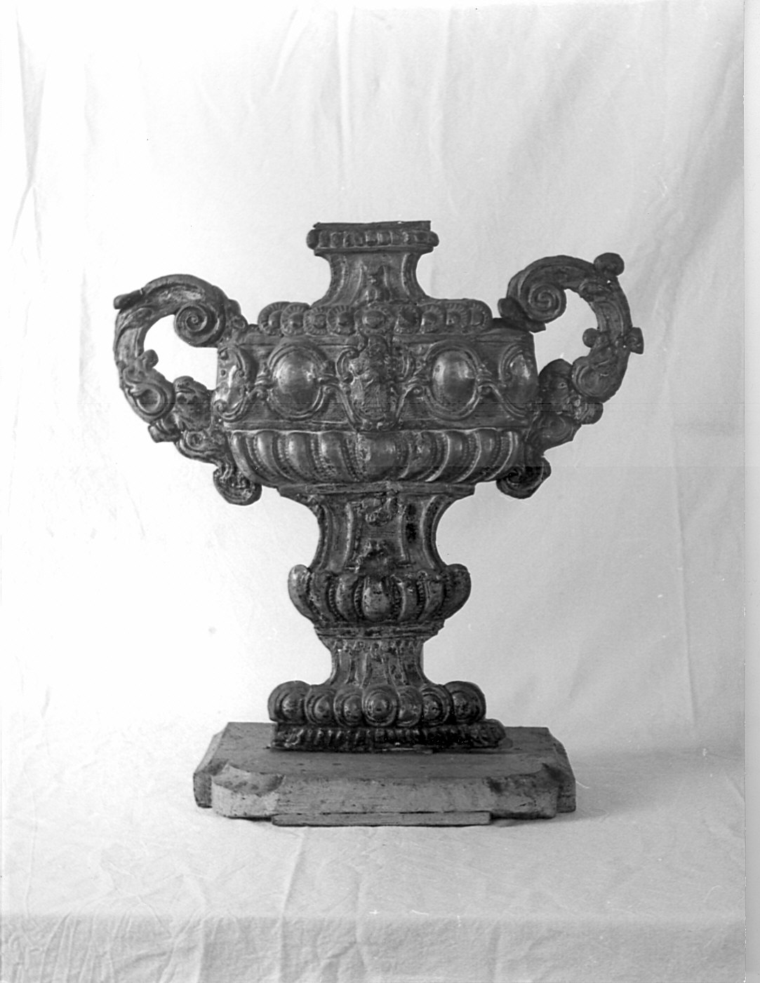 vaso d'altare con composizione floreale - bottega lombarda (seconda metà sec. XVIII)