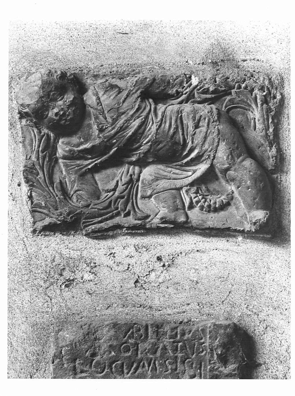 putto e fronde (rilievo, opera isolata) - bottega lombarda (fine/inizio secc. XV/ XVI)