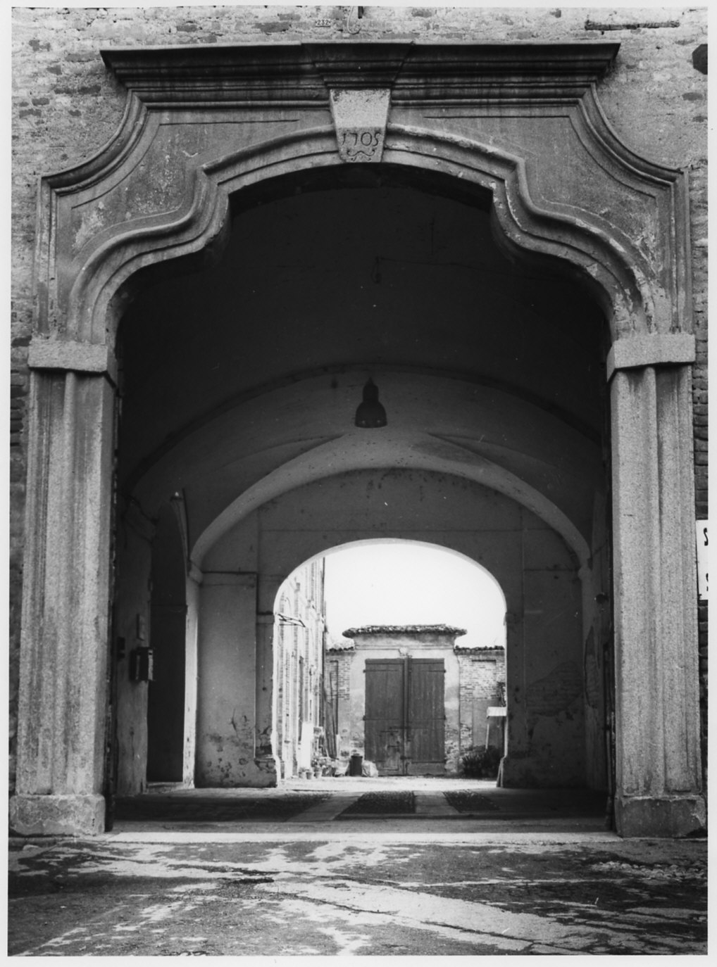 portale, opera isolata - bottega lombarda (sec. XVIII)