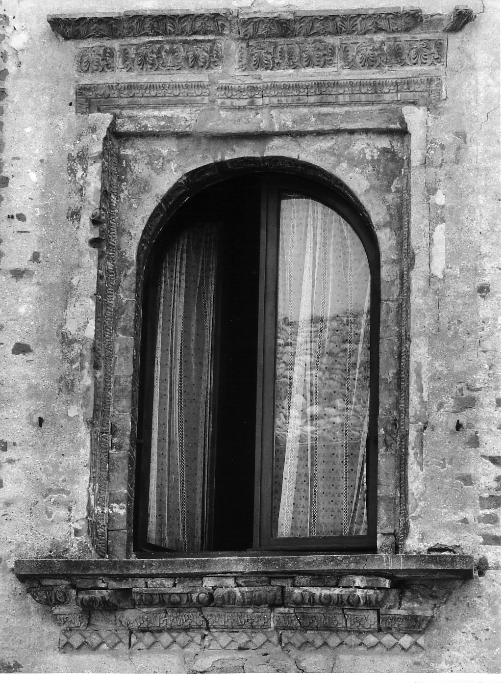 mostra di finestra, opera isolata - bottega lombarda (sec. XVI)