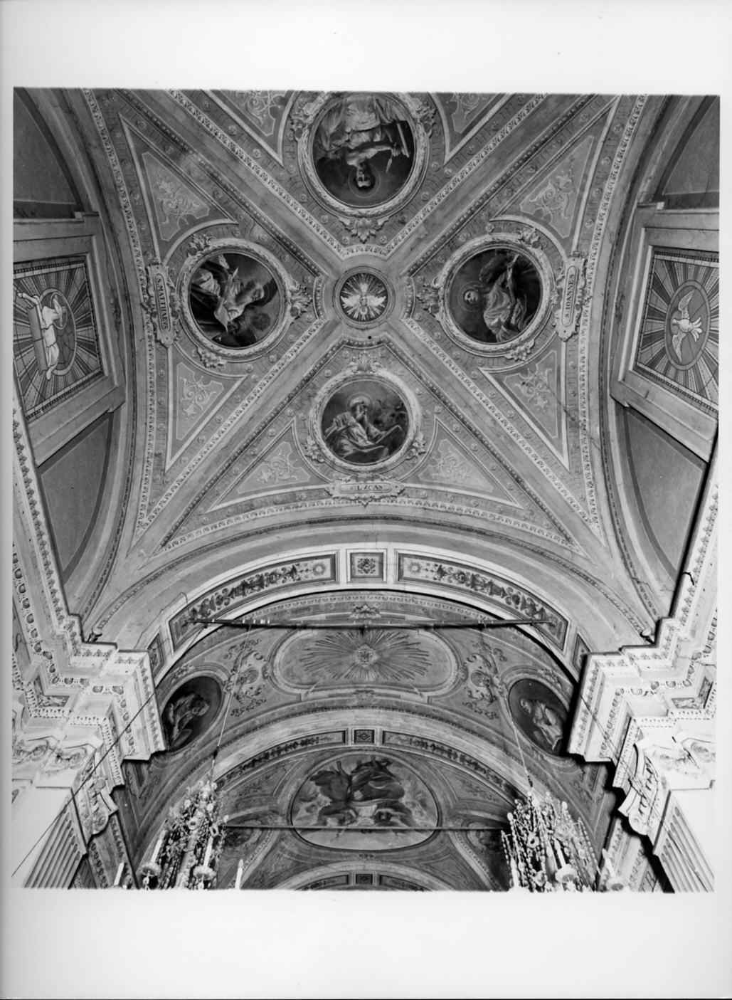 Madonna Assunta/ santi/ evangelisti (dipinto murale, ciclo) di Gambini Rodolfo, Grossi Giannino (sec. XX)