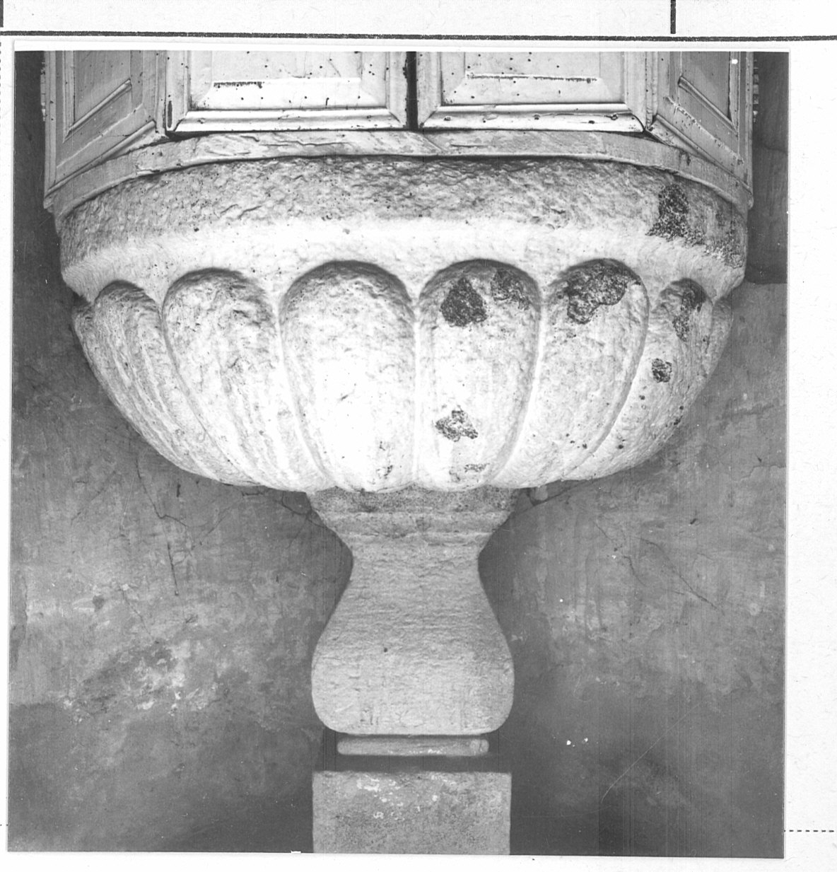 vasca battesimale - bottega lombarda (sec. XVIII)