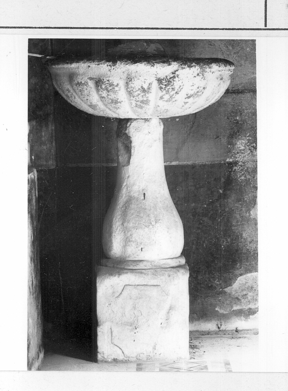 acquasantiera - a fusto - bottega lombarda (sec. XVIII)