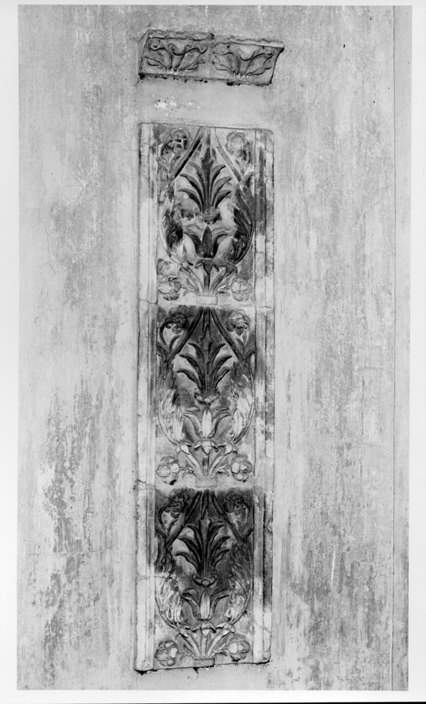decorazione plastica, frammento - bottega lombarda (sec. XV)