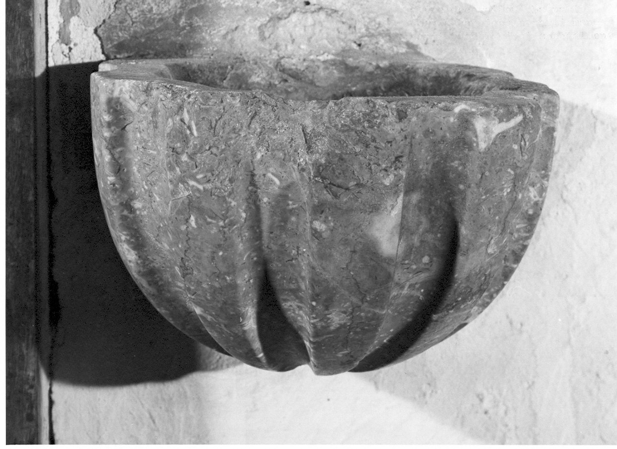 acquasantiera - da parete, opera isolata - ambito lombardo (sec. XVIII)