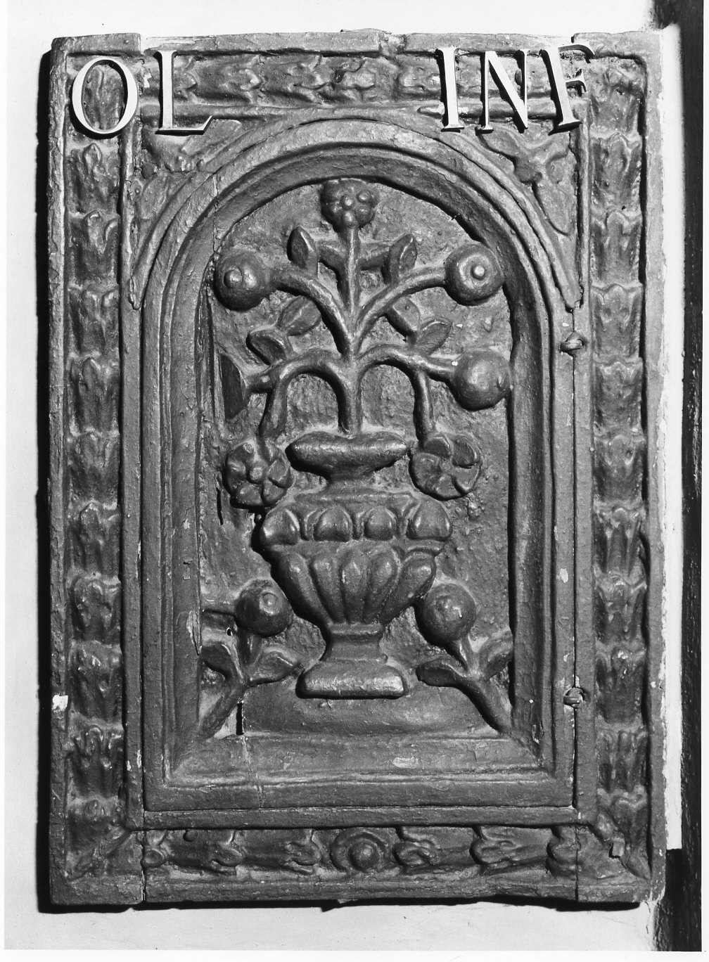 vaso con fiori (anta di armadietto per oli santi) - bottega lombarda (fine/inizio secc. XVI/ XVII)