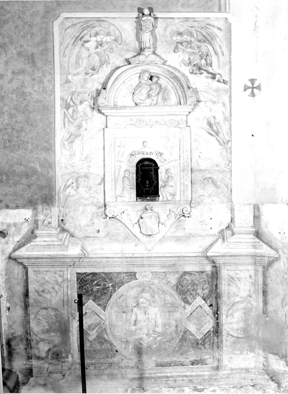 architettura illusionistica/ Cristo in pietà e angeli (dipinto murale, opera isolata) - ambito lombardo (fine/inizio secc. XV/ XVI)