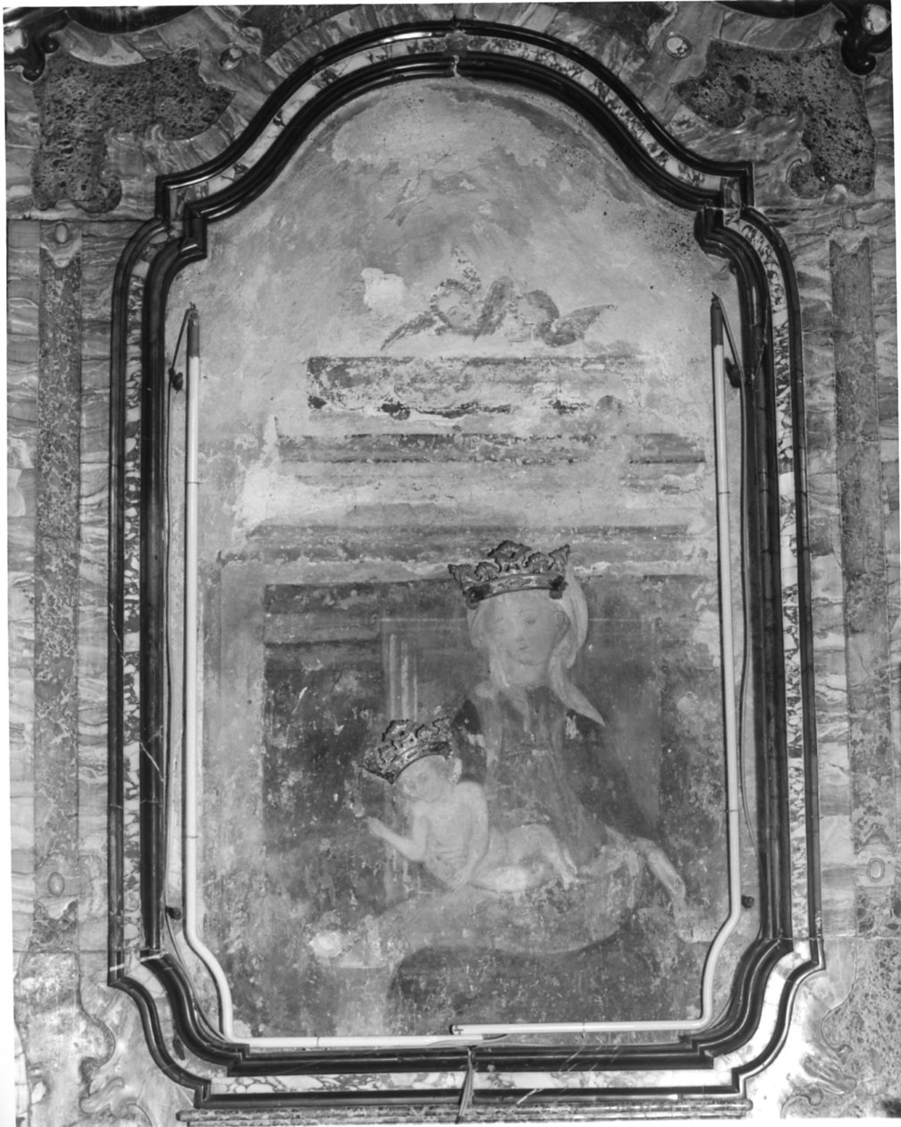 Madonna con Bambino e angeli (dipinto murale, opera isolata) - ambito lombardo (sec. XV, sec. XVIII)