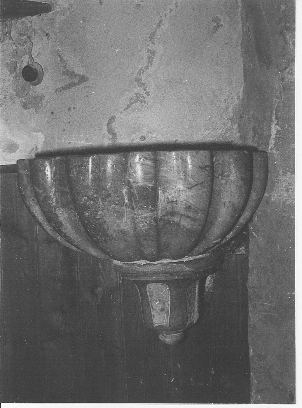 acquasantiera - da parete, opera isolata - bottega lombarda (sec. XVI)