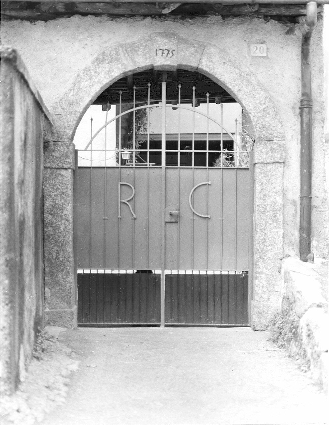 portale - ad arco, opera isolata - bottega lombarda (sec. XVIII)