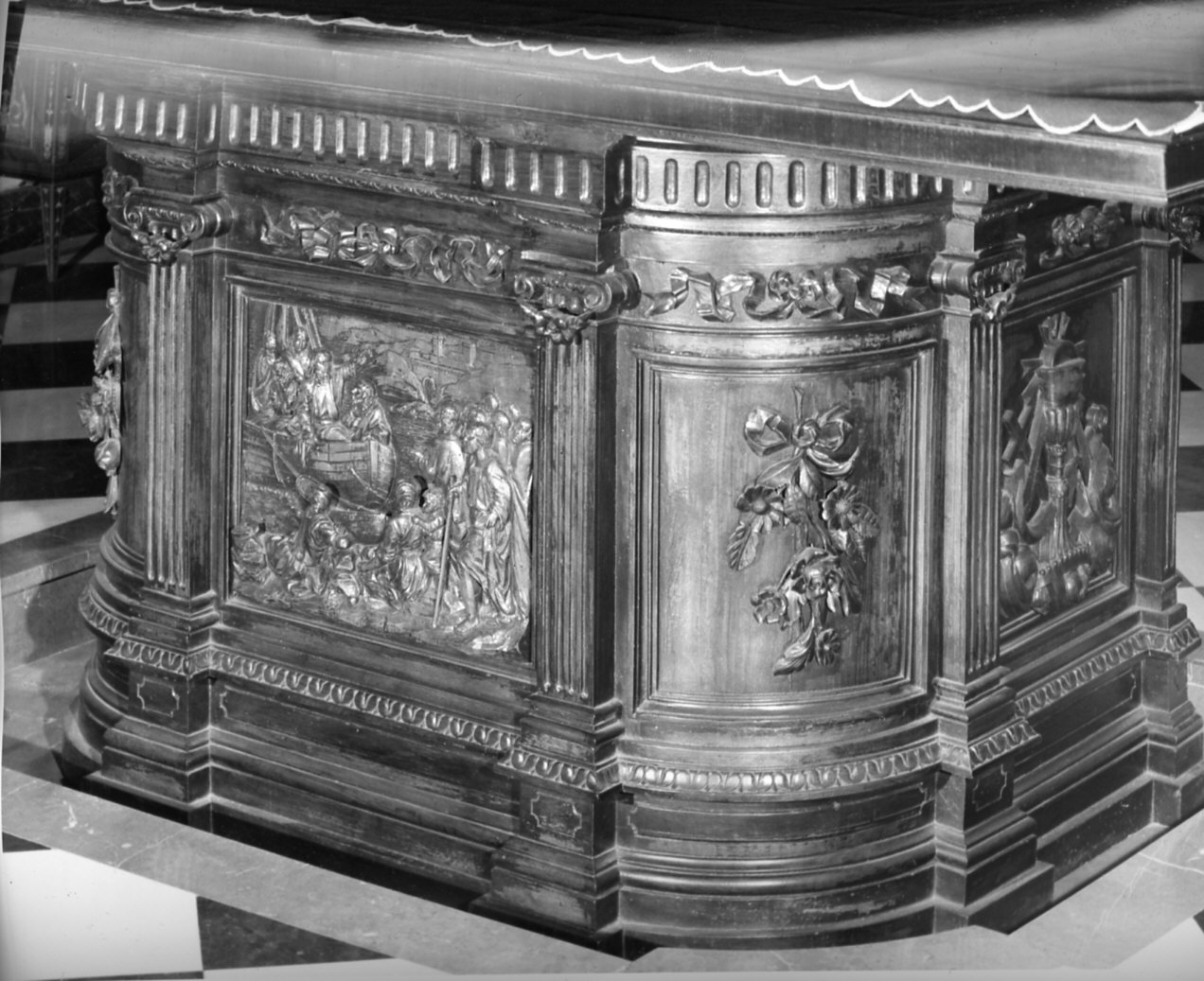 altare maggiore, complesso decorativo - bottega italiana (secc. XIX/ XX)