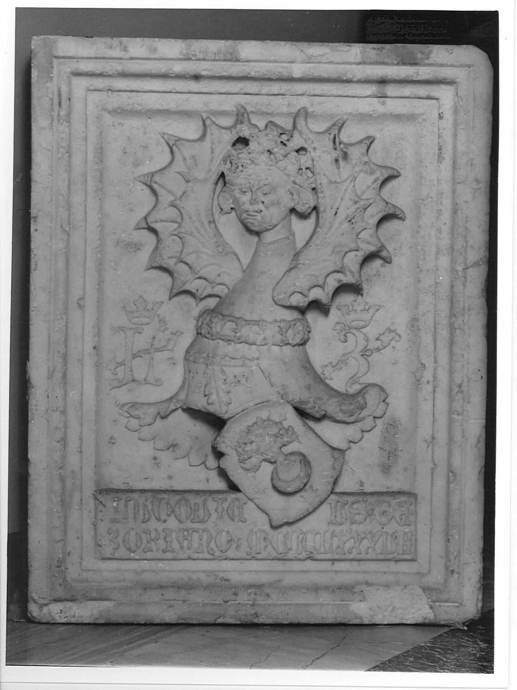 stemma gentilizio (rilievo) - bottega lombarda (sec. XIV)